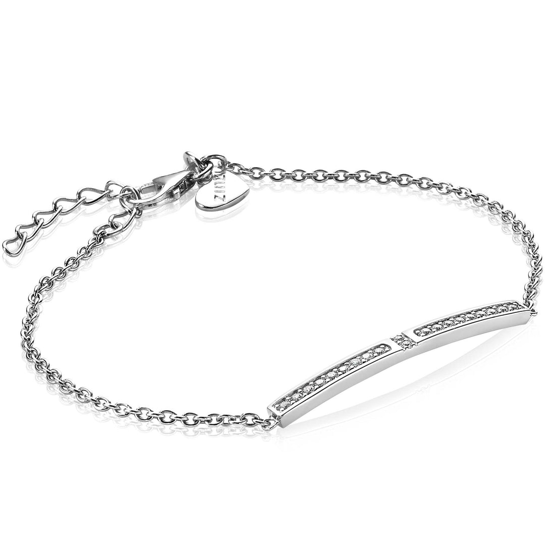 De Zinzi Armband Zilver Zia1957 heeft een slanke rechthoekige staaf met ingebedde stenen. Deze elegante wit-kleurige armband heeft een verstelbare sluiting en een hartvormige bedel met TJL gegraveerd voor persoonlijke elegantie.