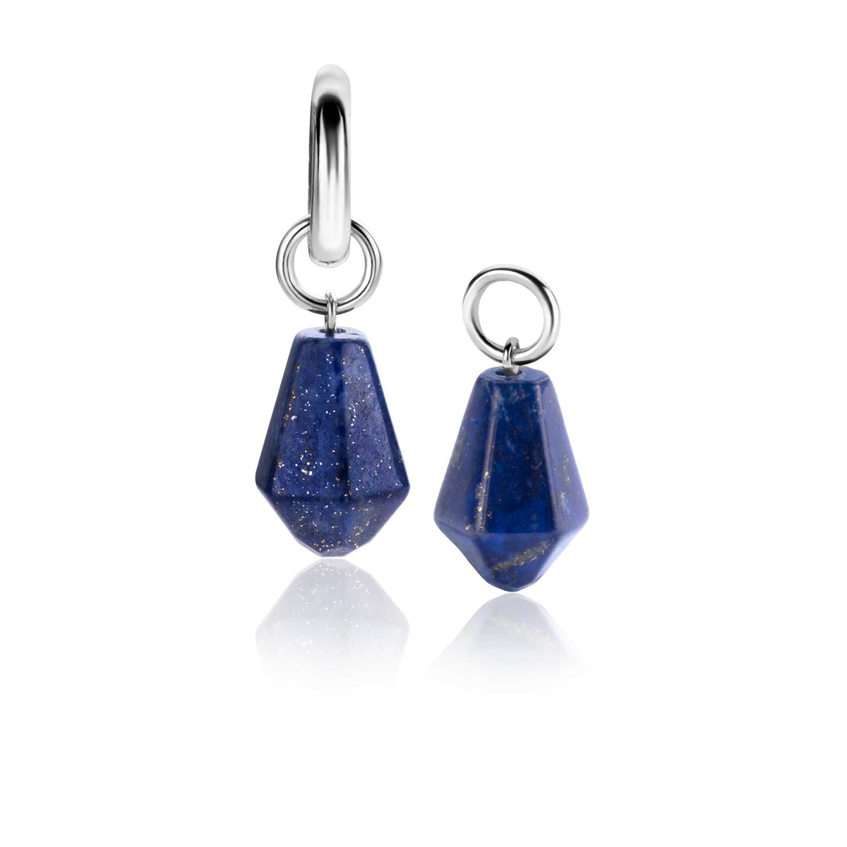 Srebrne kolczyki z lapis lazuli w kształcie diamentu, z zawieszką o dwóch różnych rozmiarach.
