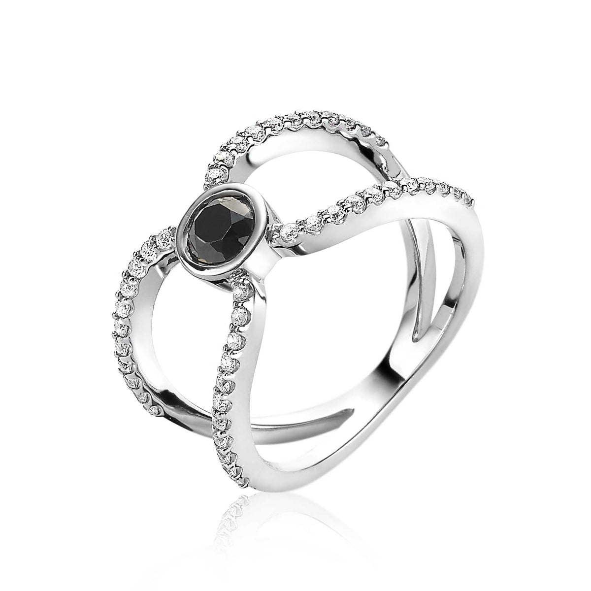 Srebrny pierścionek z czarnym kamieniem i błyszczącymi zdobieniami.