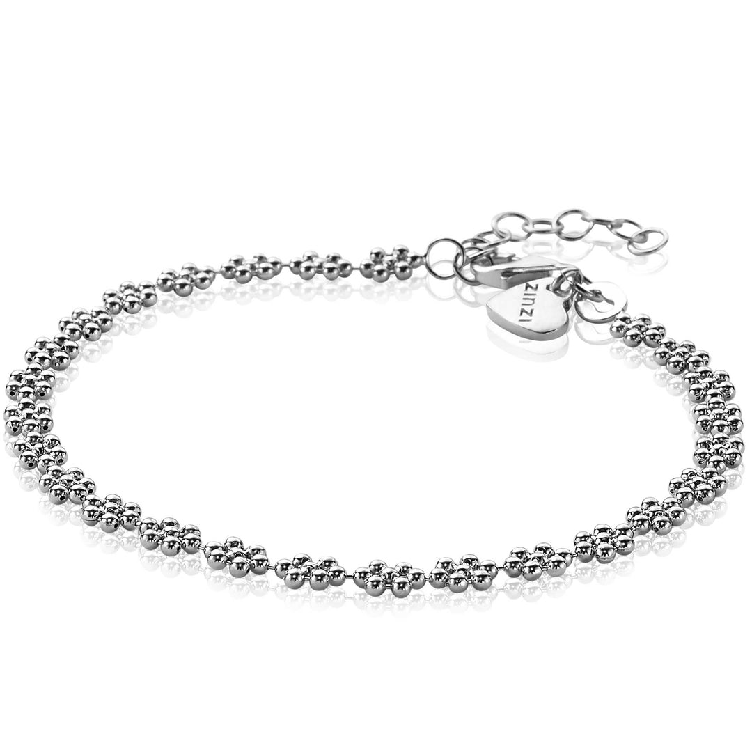 De Zinzi Armband Zilver Zia2184 heeft delicate zilveren kralen en een gegraveerde hartvormige bedel, elegant geklemd. Gefotografeerd op een witte achtergrond, straalt het tijdloze charme en verfijning uit.