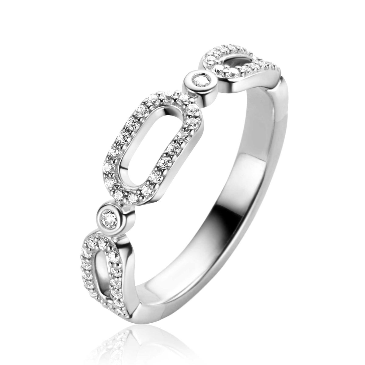Zilveren ring met een opengewerkt ontwerp en sprankelende zirconia steentjes.
