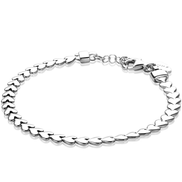 De Zinzi Armband Zilver Zia1798 is een elegante zilveren armband van het merk Zinzi, met kleine geschakelde hartjesbedels en een handige karabijnsluiting, stijlvol gepresenteerd op een witte achtergrond.