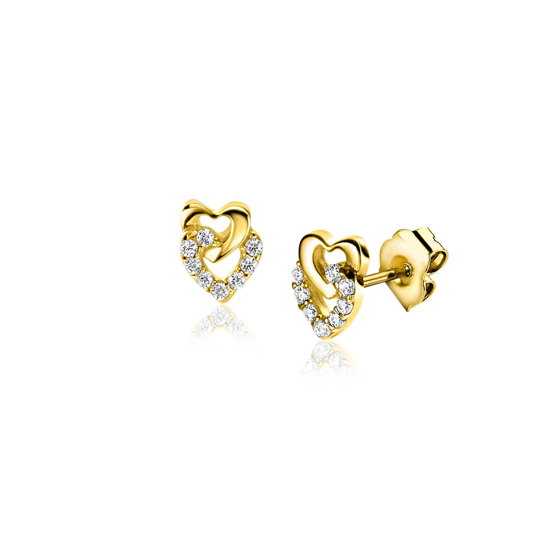 Zinzi Oorbellen Goud Zgo472: Deze ZINZI gouden oorbellen hebben een hartvormig ontwerp met schitterende zirkonia edelstenen. Het ene hart schittert met stenen, het andere schittert in gepolijste elegantie, allemaal tegen een effen witte achtergrond.