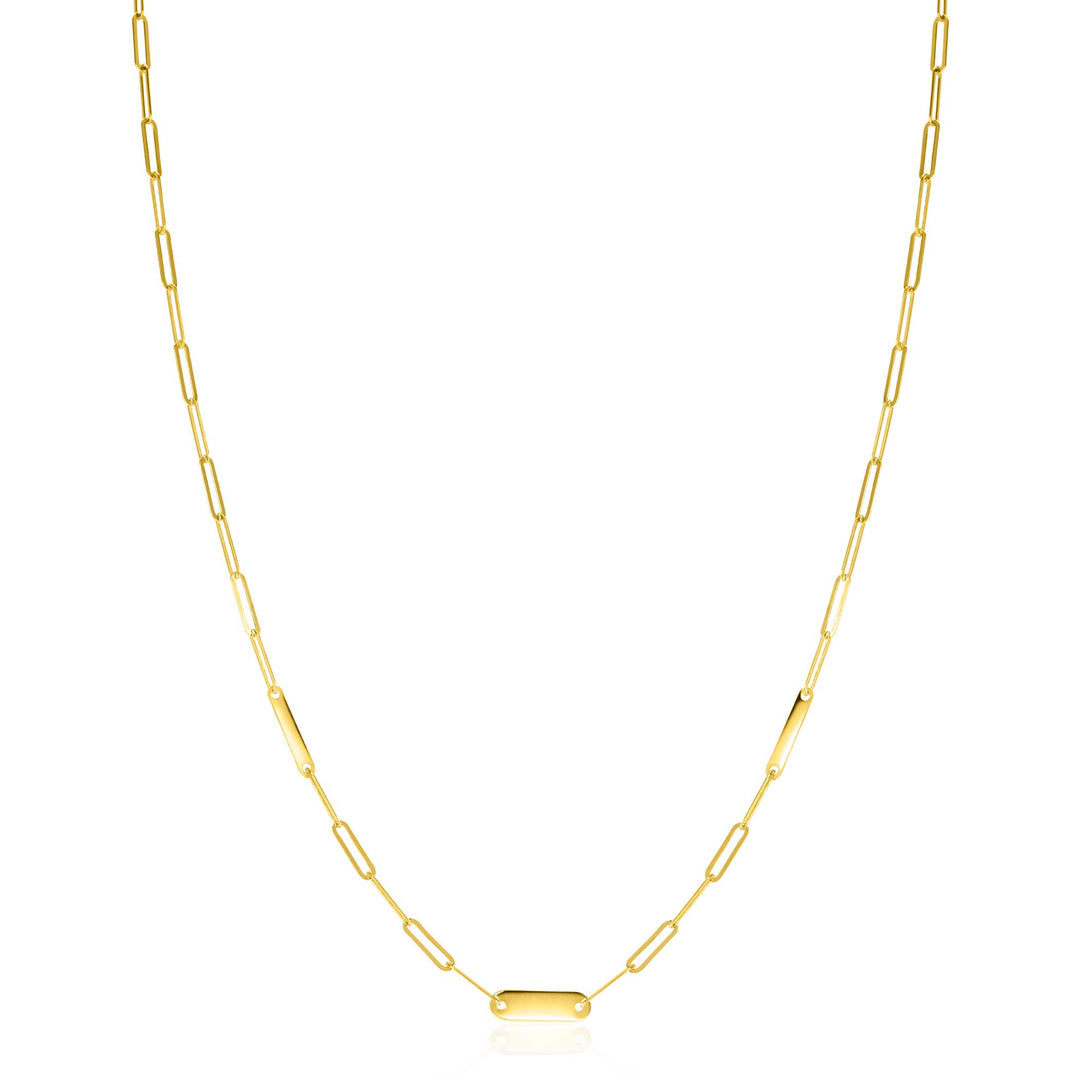 De Zinzi Ketting Goud Zgc443 is een delicate gouden ketting met langwerpige paperclipschakels en een kleine rechthoekige hanger. Elegant weergegeven op een witte achtergrond, straalt het charme en verfijning uit.
