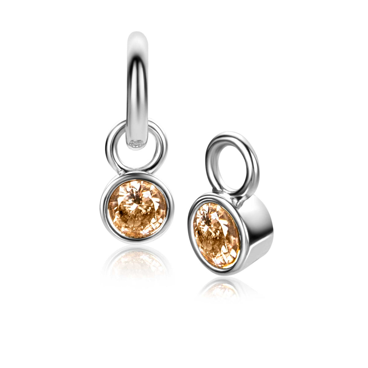 Zilveren oorbellen met een ronde, lichtbruine steen in een geslepen zetting.