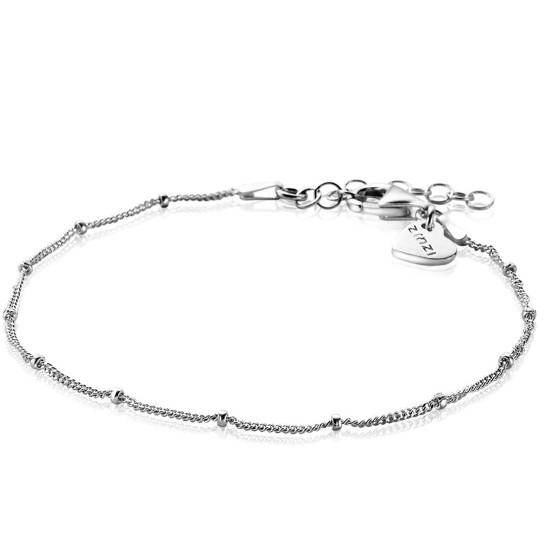 Een delicate zilveren enkelband, geïnspireerd op de Zinzi Armband Zilver Zia2181, heeft kleine kraalaccenten langs de ketting. Het bevat een verstelbare sluiting en een hartvormige bedel gegraveerd met Love.