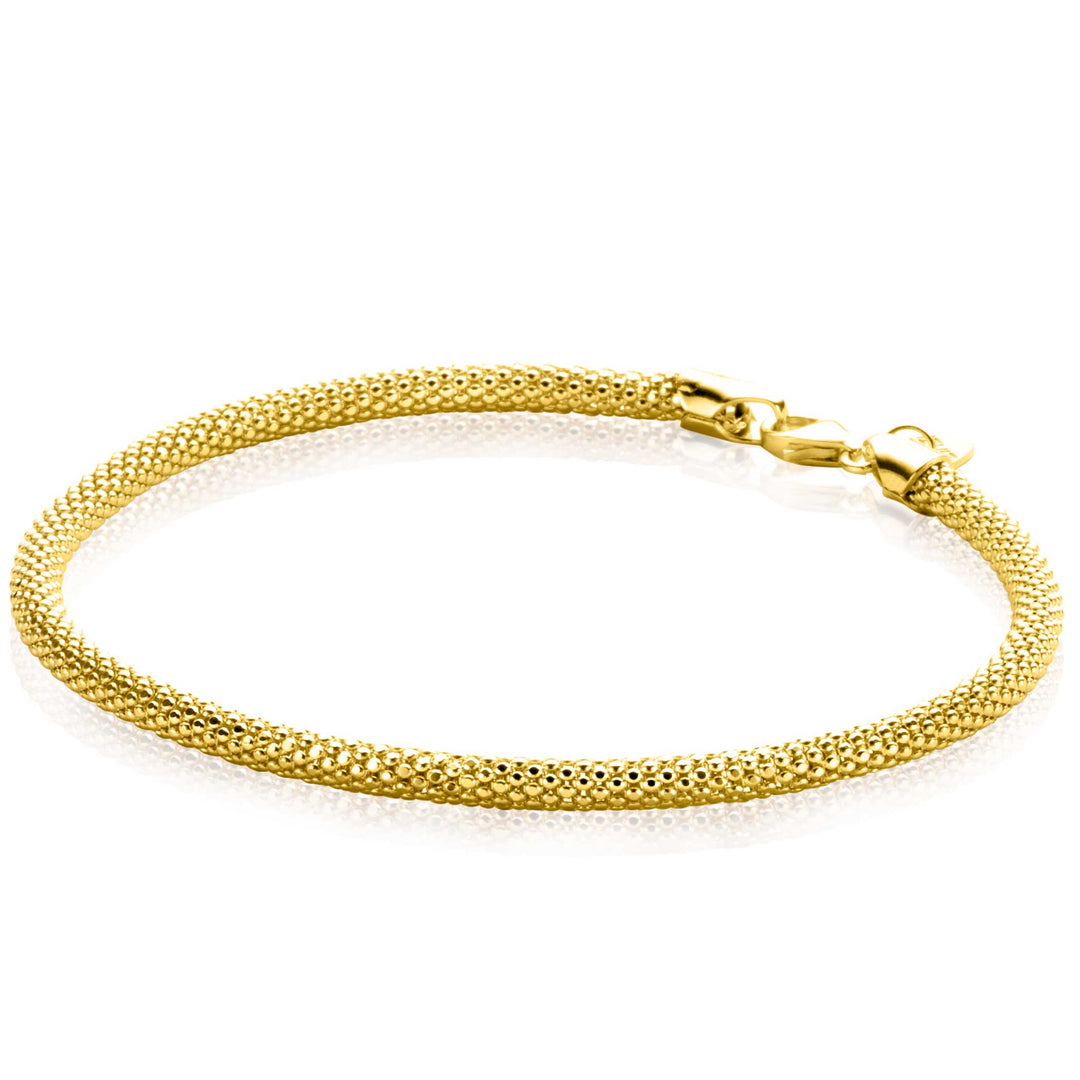 De Zinzi Armband Goud Zga380 is een delicate gouden armband met een gestructureerd, gaasachtig ontwerp met een strakke sluiting, die doet denken aan de popcorn schakelarmband-stijl.