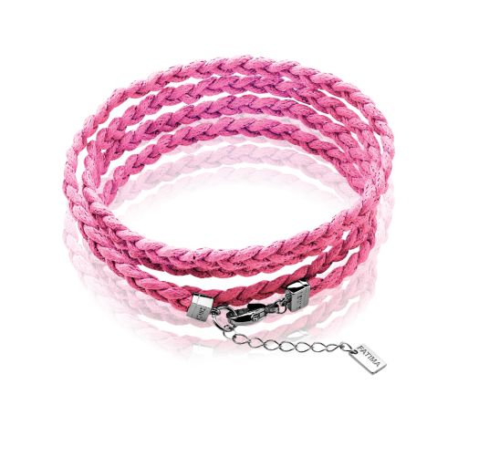 Een stijlvolle Zinzi Armband Zilver Zbf11 F, een fuchsia roze wikkelarmband, wikkelt in lagen met een zilveren sluiting en verlengketting met een gegraveerd label. Elegant gepresenteerd op een wit reflecterend oppervlak, markeert het zichzelf als een klassieker van het bekende merk Zinzi.
