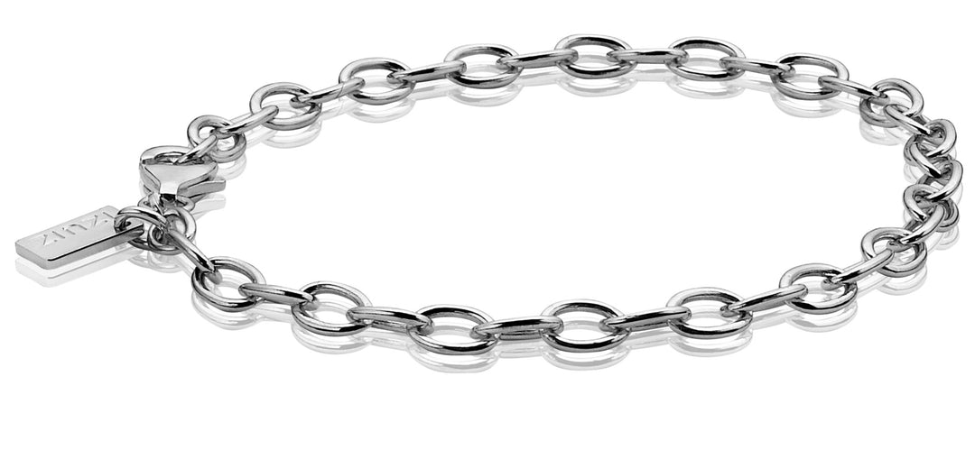 Zinzi Armband Zilver Ch A3 heeft een zilveren ketting met ovale schakels en een klein rechthoekig label bij de sluiting, elegant geplaatst tegen een witte achtergrond.