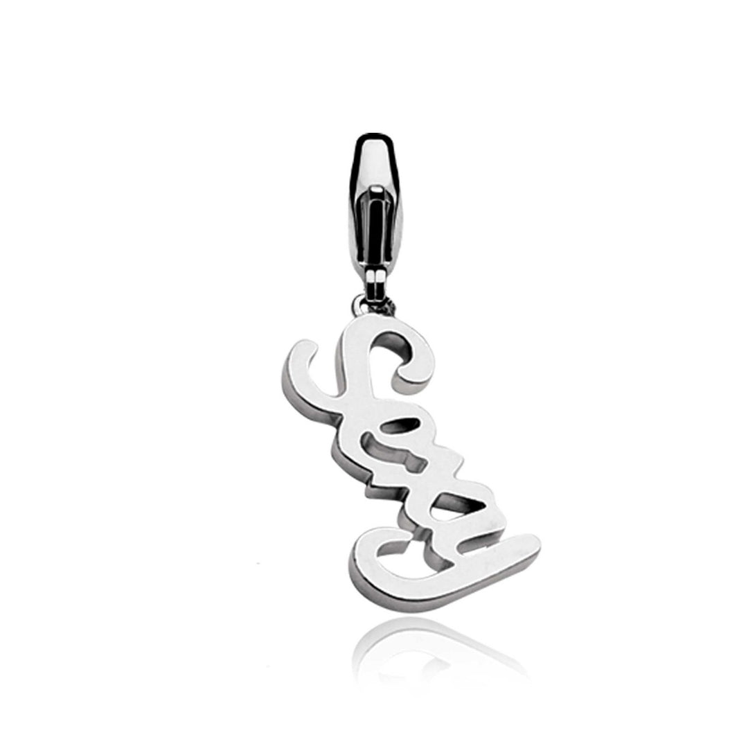 De Zinzi Hangers Zilver Charms259 heeft een zilveren hanger met een glanzende sluiting en een inscriptie Love in cursief schrift. Deze hanger combineert tijdloze elegantie met een moderne uitstraling.