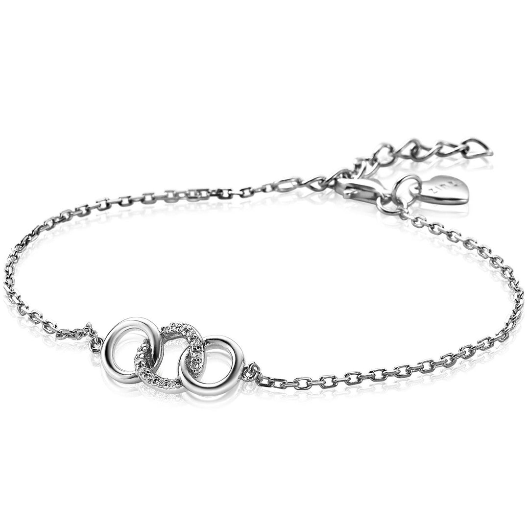 Ontdek de elegantie van de Zinzi Armband Zilver Zia2045, met een delicate ketting met drie open rondjes, twee effen en één sprankelend. Een verstelbare sluiting met een hartvormige bedel maakt dit tijdloze stuk van Zinzi compleet.